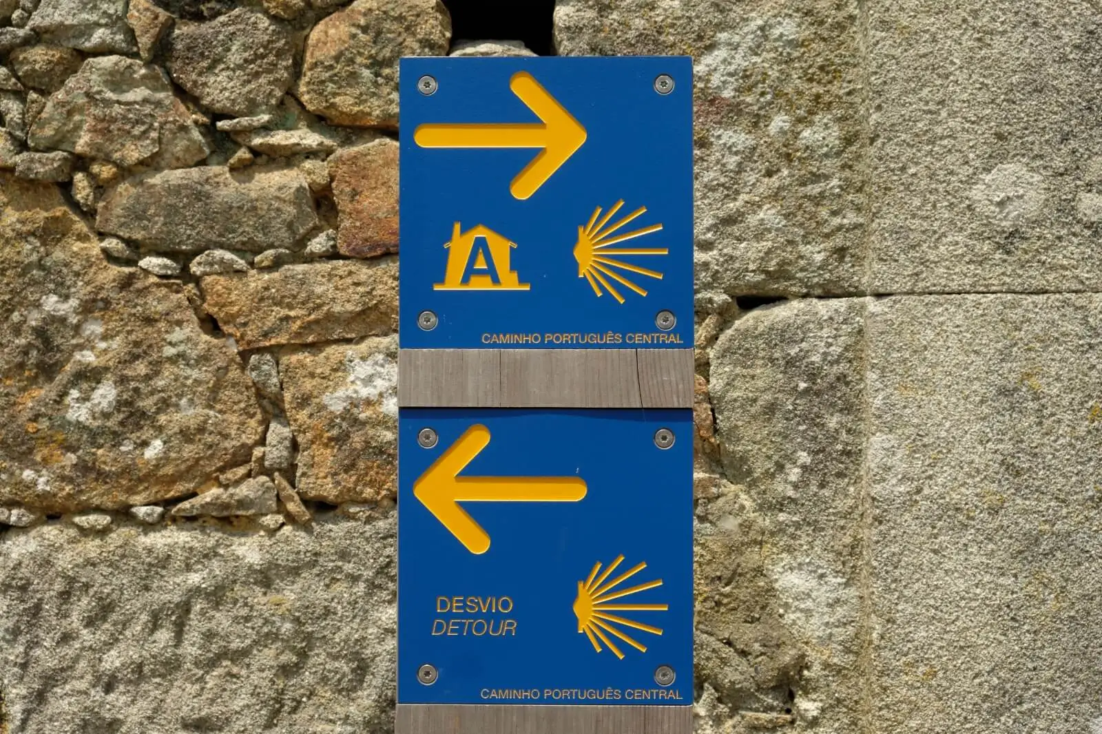 Setas com diferentes Caminhos de Santiago.