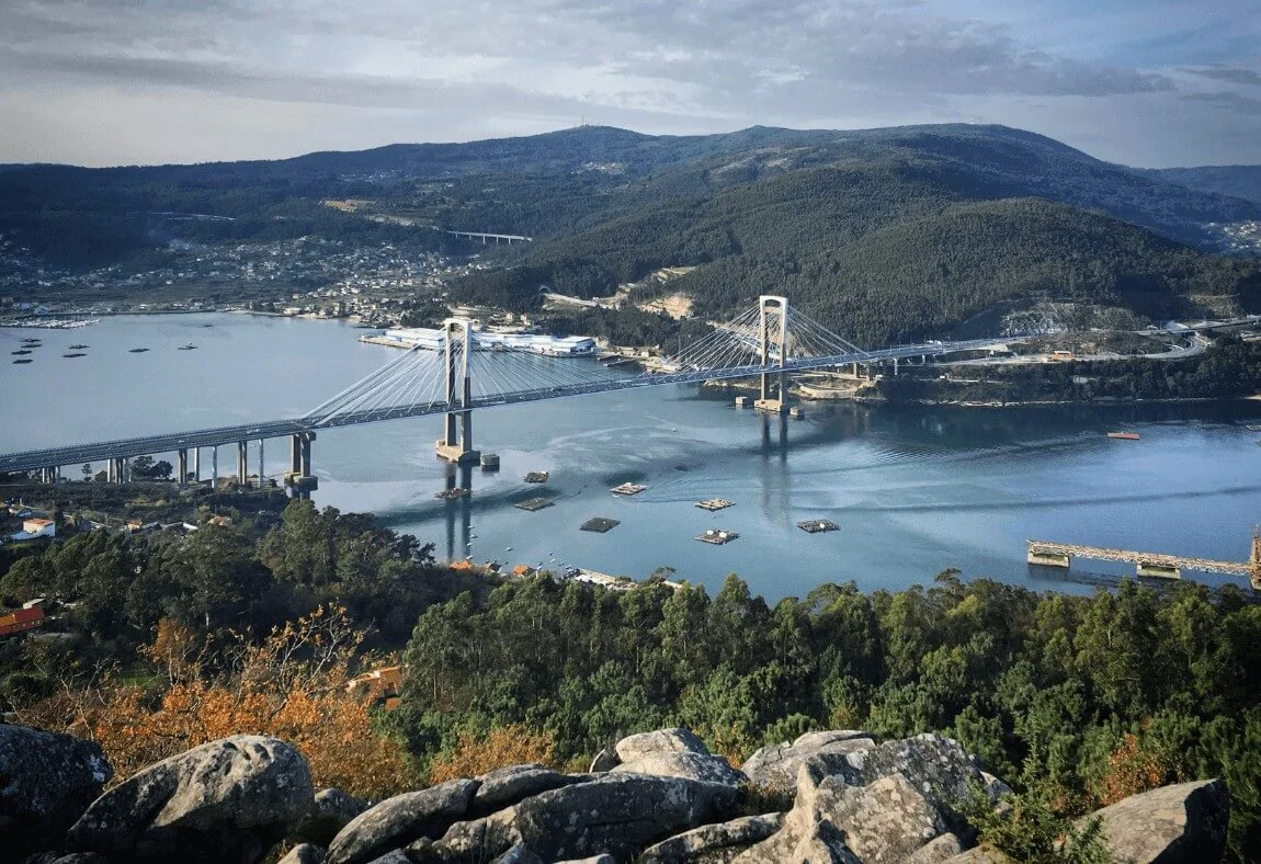 Vista aérea de ponte de Vigo sobre rio com barcos
