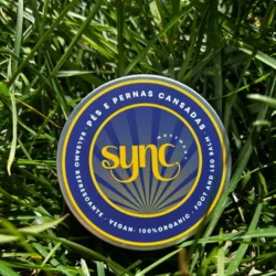 Lata de Bálsamo SYNC sobre relva verde