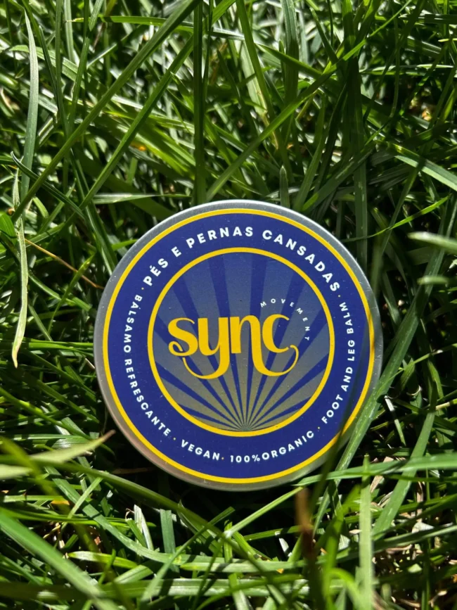 Lata de Bálsamo SYNC sobre relva verde
