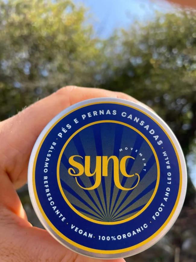 Lata de Bálsamo SYNC segura na mão ao ar livre
