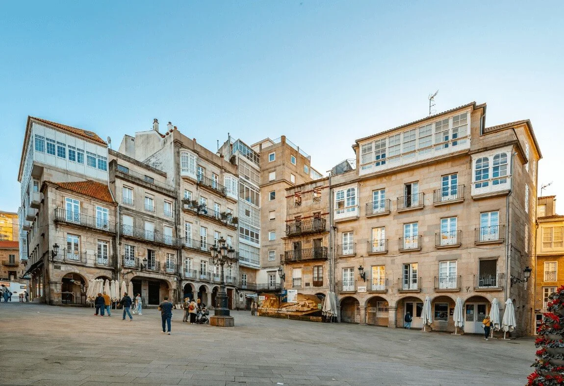 Praça histórica em Vigo com edifícios antigos
