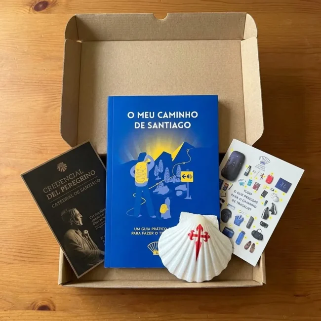 Kit o Meu primeiro caminho composto pelo Livro Guia do Caminho Central, a Credencial, o postal com a Checklist e a Concha do peregrino.