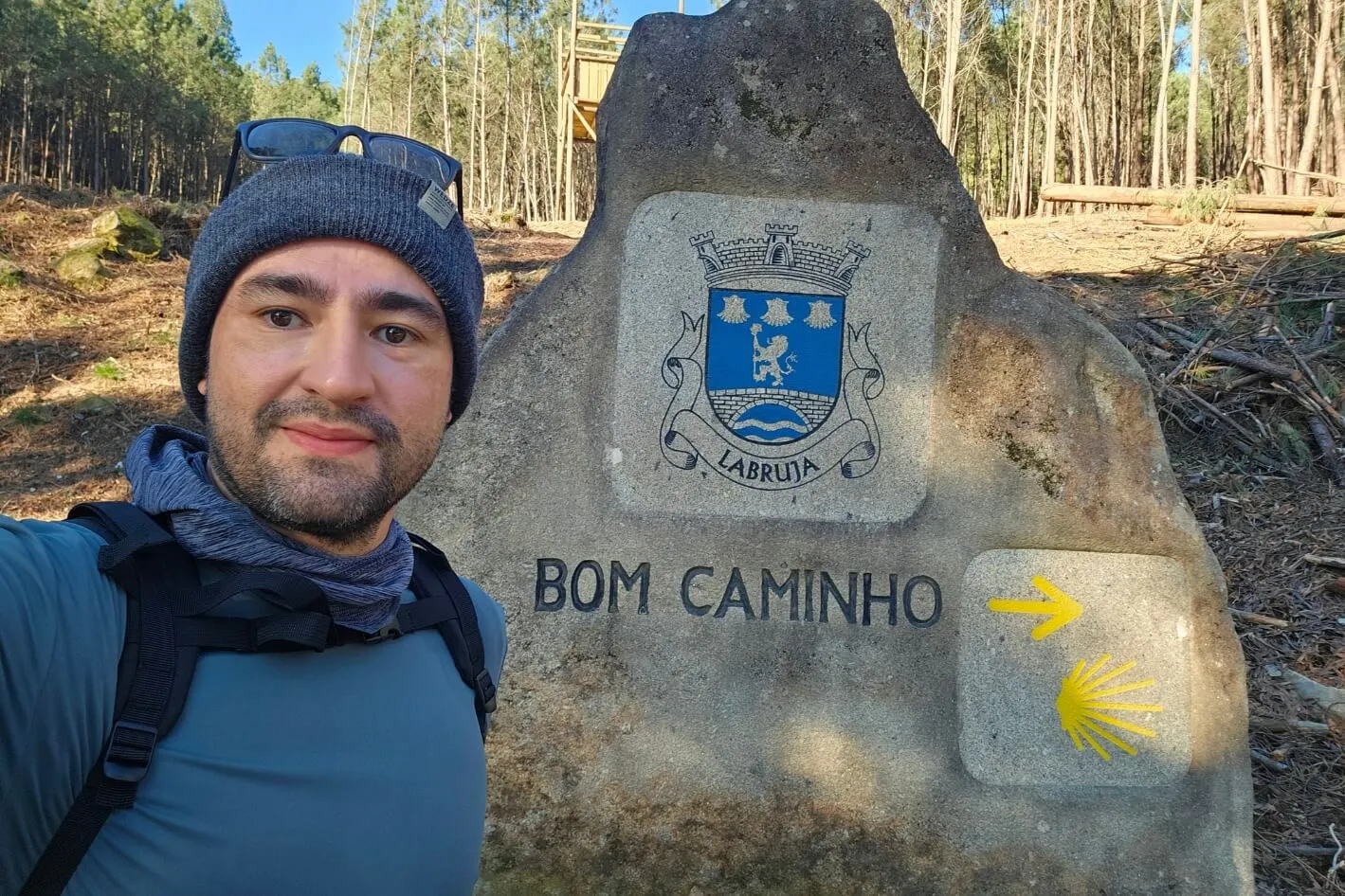 Marco “Bom Caminho” com seta amarela