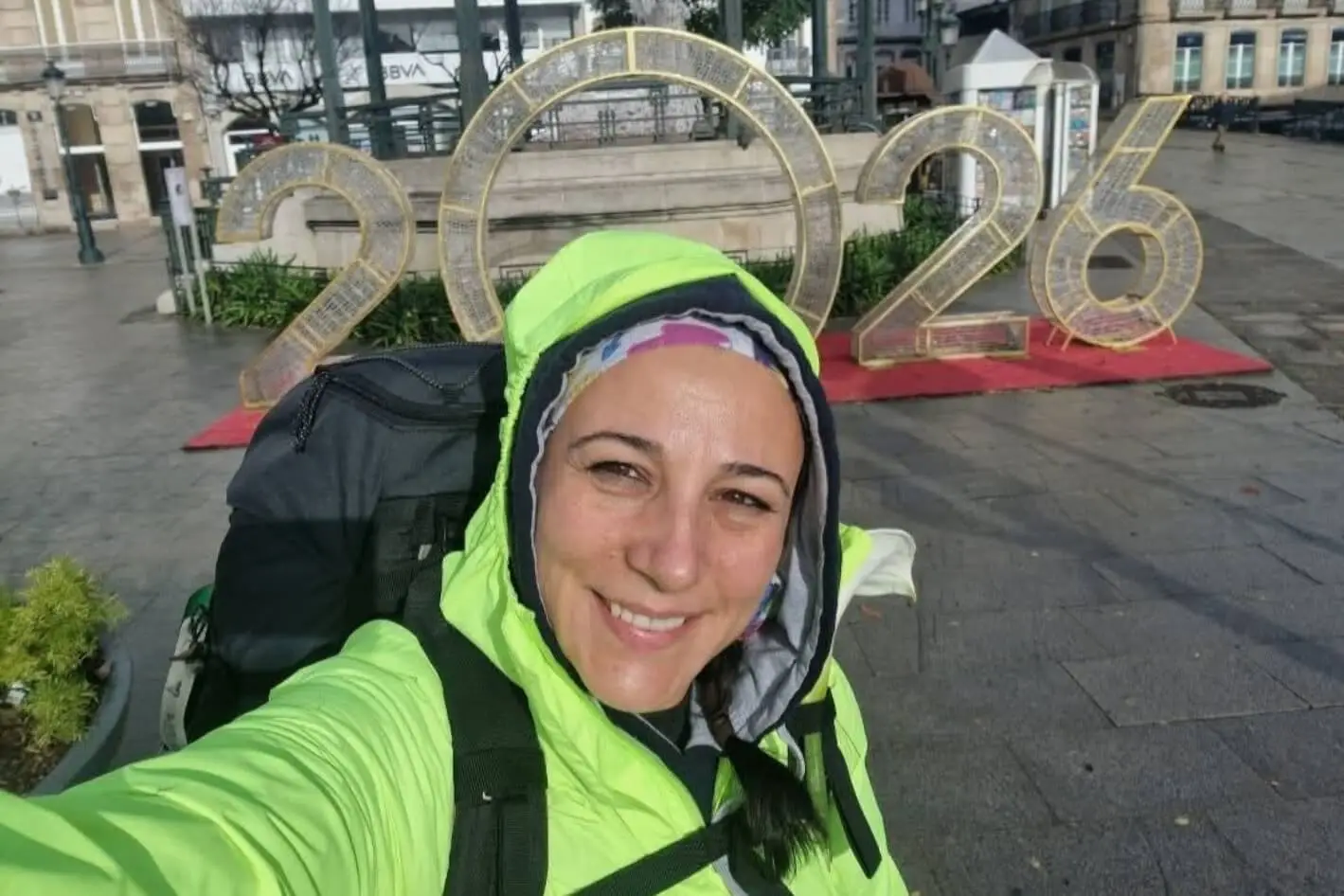 Susana sorridente com mochila e roupa de caminhada