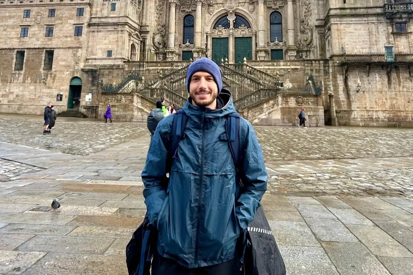Paulo em frente à Catedral de Santiago num dia nublado