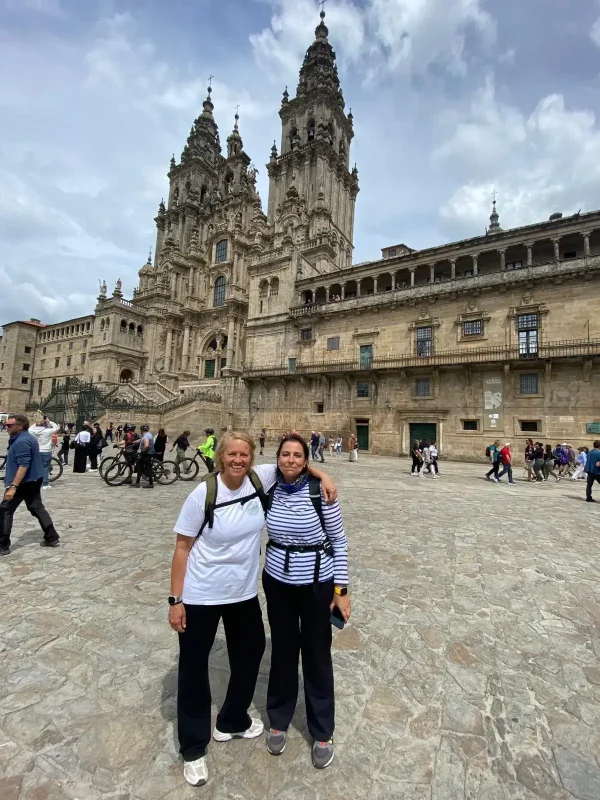 Beatriz e Rita na chegada a Santiago